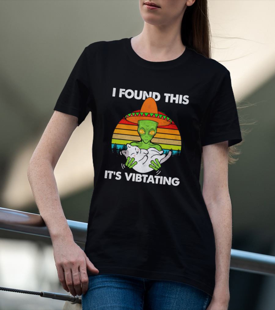 I Found This It's Vibrating Alien Cat Vintage Retro Sunset Sombrero T-Shirt