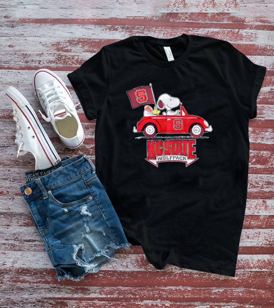 Snoopy And Woodstock Driving Car With NC State Wolfpack Flag T-Shirt