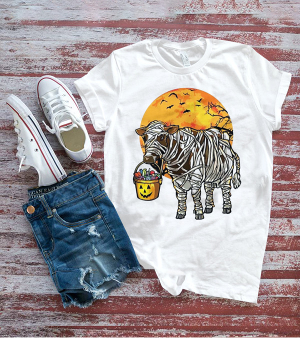 Mummified Cow Trick-or-Treating Under Full Halloween Moon T-Shirt