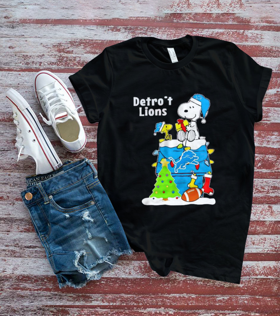 Snoopy And Woodstock Detroit Lions Christmas Igloo With Football And Tree T-Shirt