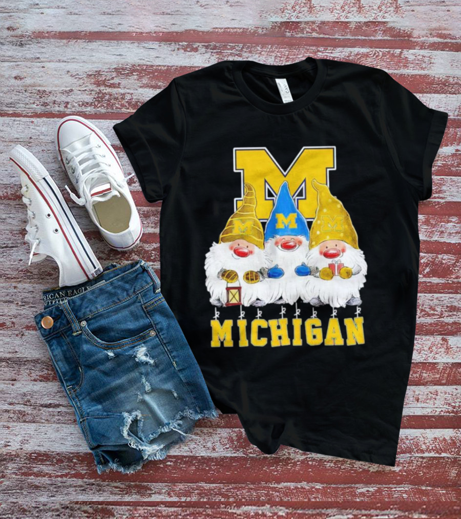 Gnomies Michigan Wolverines Christmas Festive Gnome Trio With Gifts And Lantern T-Shirt