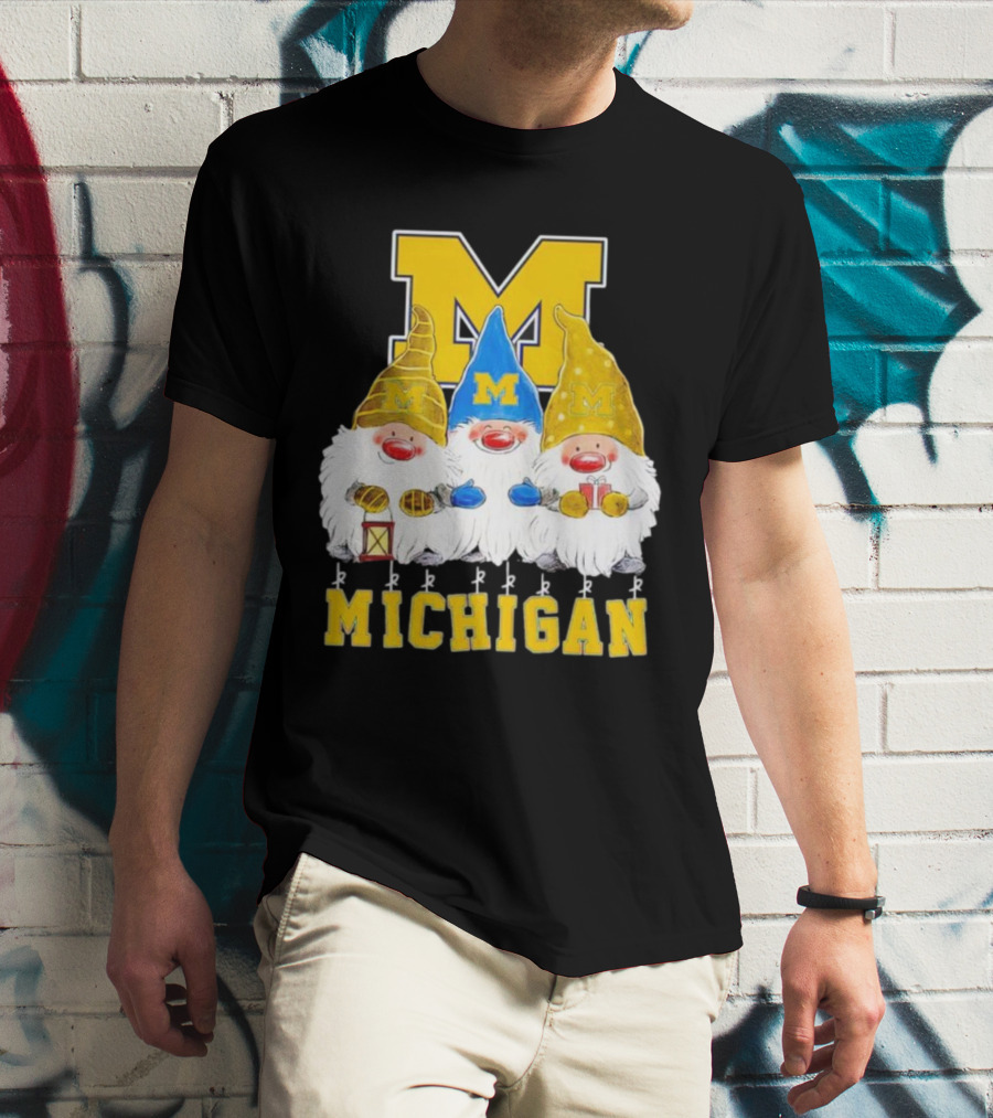 Gnomies Michigan Wolverines Christmas Festive Gnome Trio With Gifts And Lantern T-Shirt