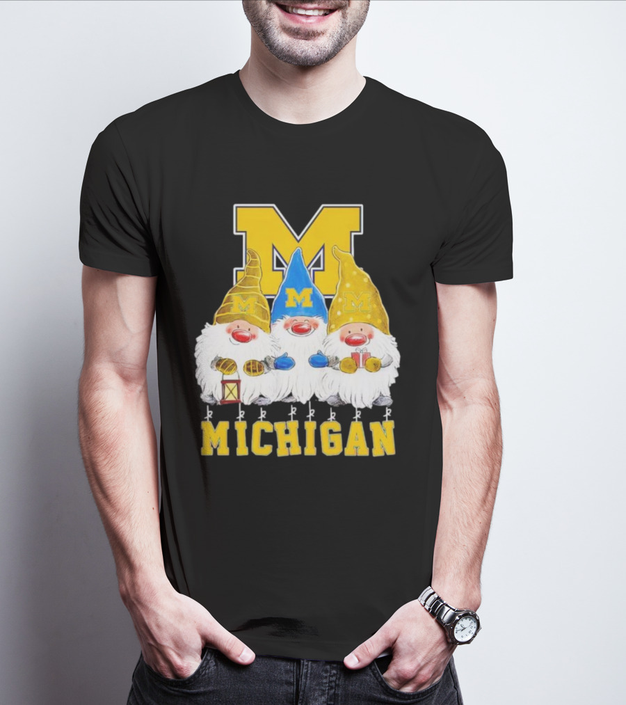 Gnomies Michigan Wolverines Christmas Festive Gnome Trio With Gifts And Lantern T-Shirt