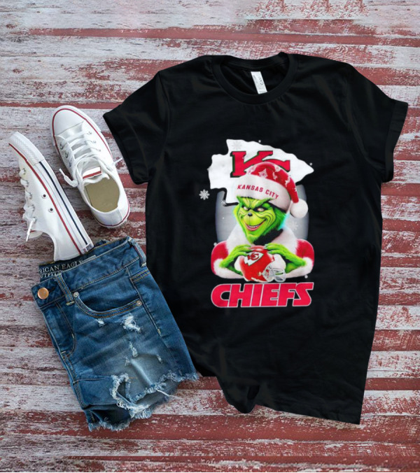 Kansas City Chiefs Christmas Grinch In Santa Hat Holding Football T-Shirt
