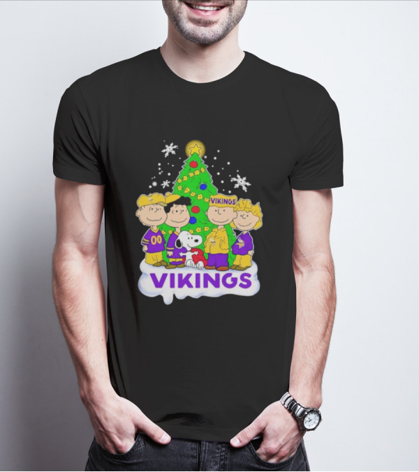 Minnesota Vikings Peanuts Characters Christmas Tree T-Shirt