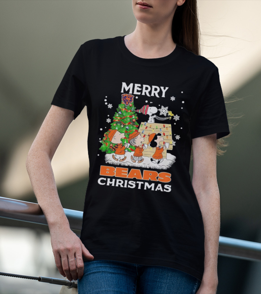 Peanuts Christmas Chicago Bears Merry Holiday Scene T-Shirt