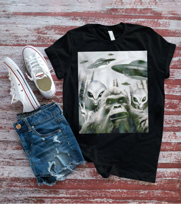Bigfoot Aliens Selfie UFO Forest Adventure T-Shirt