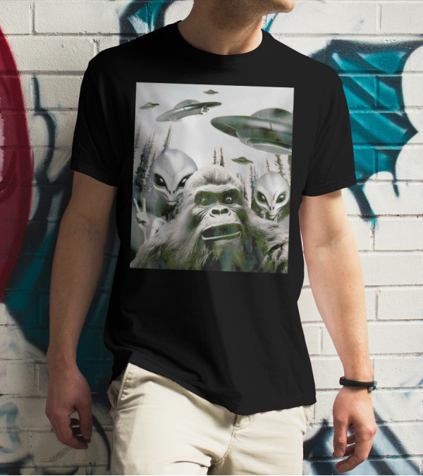 Bigfoot Aliens Selfie UFO Forest Adventure T-Shirt