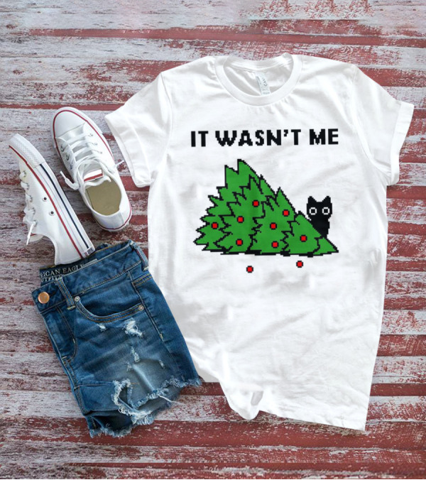 Cat Hiding Behind Christmas Tree It Wasn't Me T-Shirt