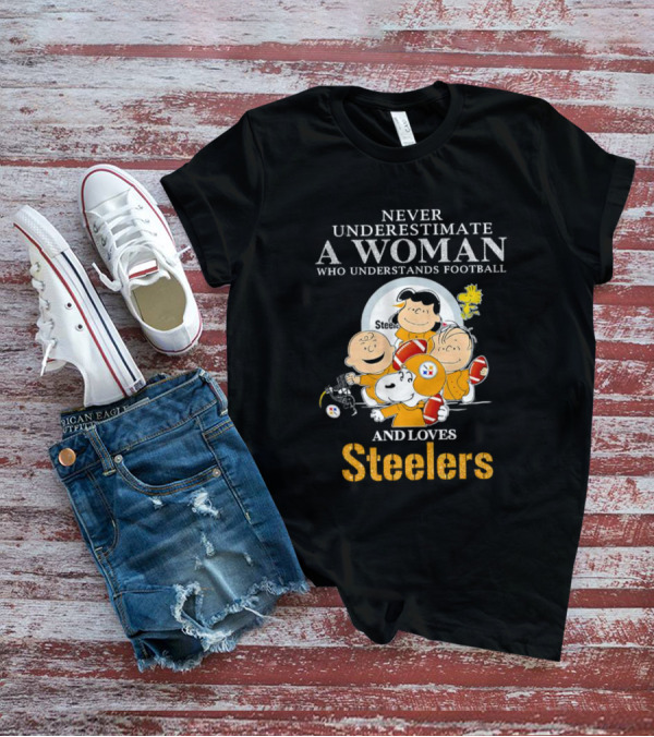 Peanuts Characters Never Underestimate A Woman Who Loves Steelers Football T-Shirt