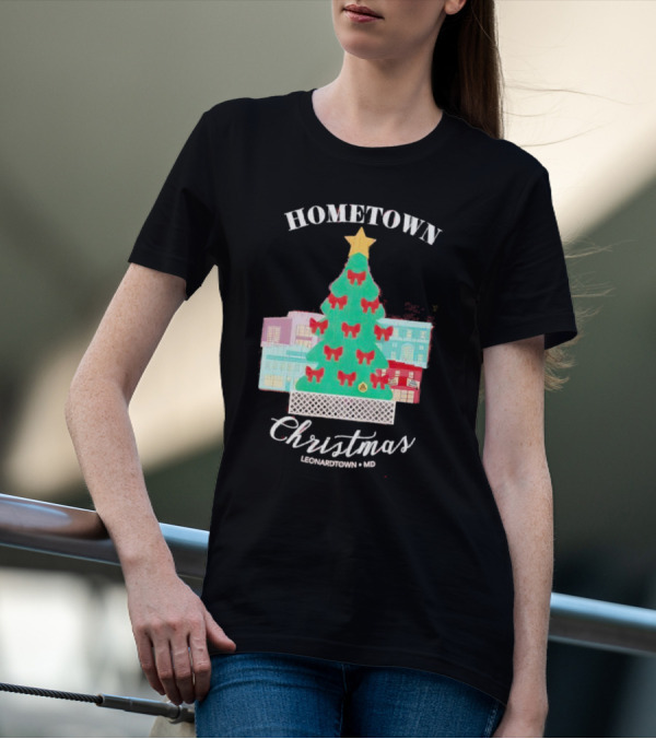 Hometown Christmas Leonardtown MD Christmas Tree With Red Bows And Star T-Shirt