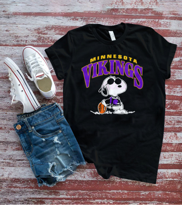 Snoopy Minnesota Vikings Football T-Shirt