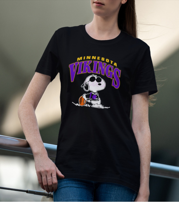 Snoopy Minnesota Vikings Football T-Shirt