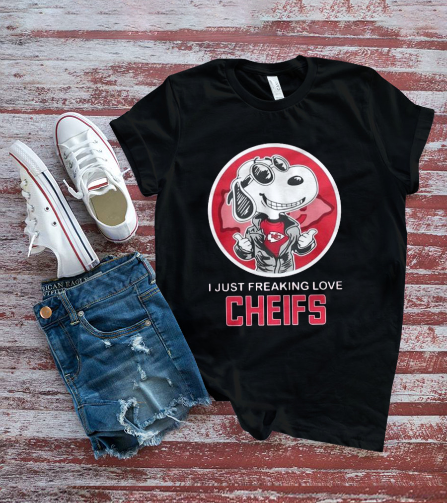 Kansas City Chiefs Snoopy I Just Freaking Love Chiefs T-Shirt