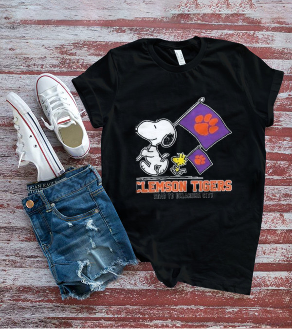 Snoopy And Woodstock Clemson Tigers Journey To Oklahoma City With Paw Flags T-Shirt