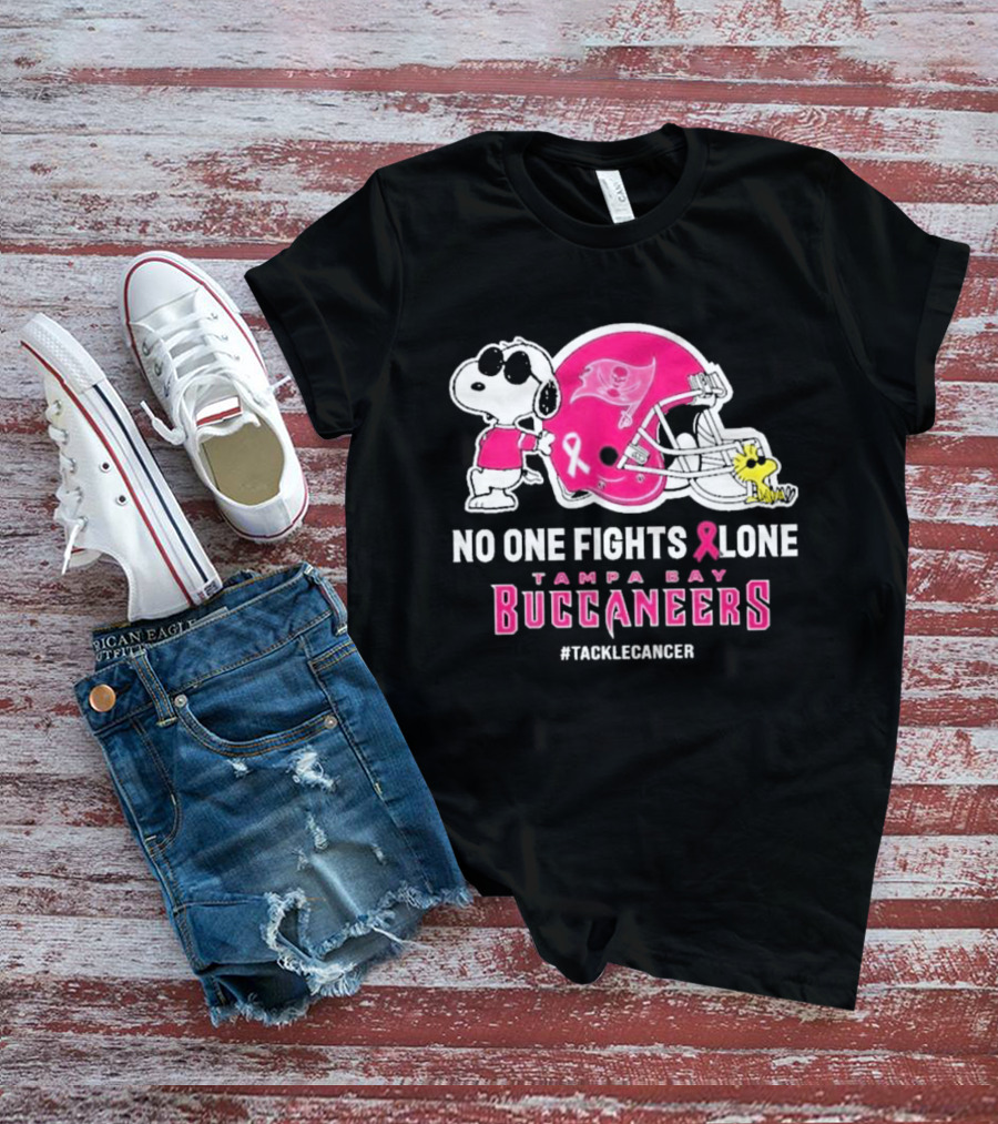 Snoopy And Woodstock No One Fights Alone Tampa Bay Buccaneers #Tacklecancer Pink Helmet T-Shirt