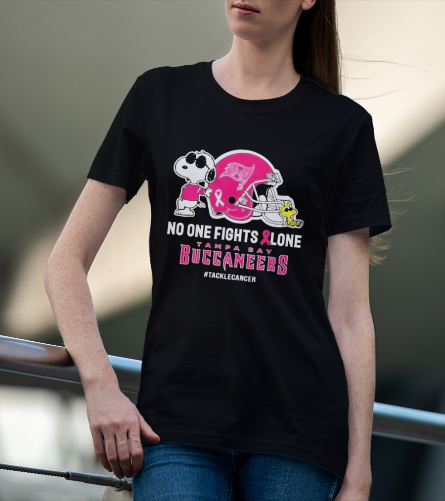 Snoopy And Woodstock No One Fights Alone Tampa Bay Buccaneers #Tacklecancer Pink Helmet T-Shirt
