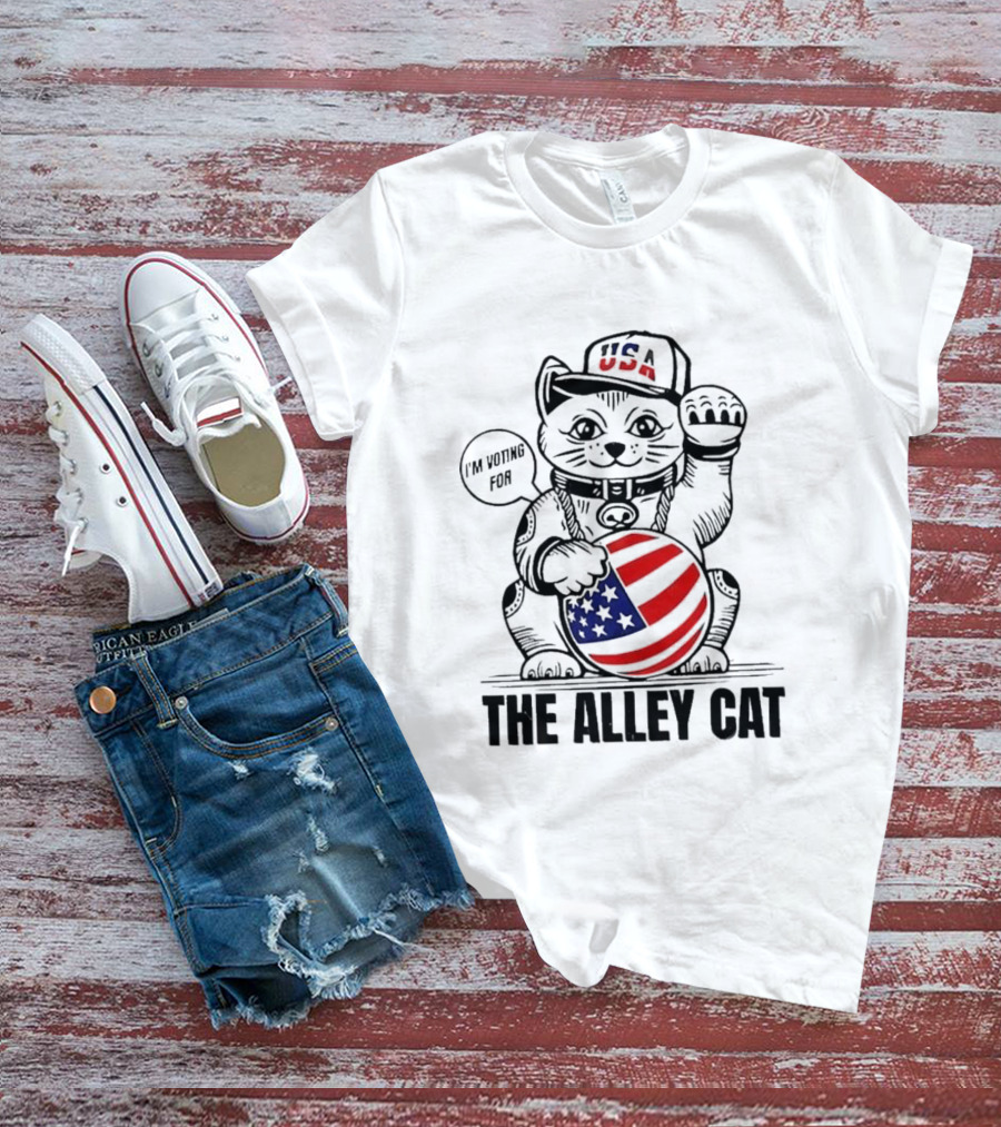 USA I'm Voting For The Alley Cat Patriotic Cat Holding American Flag Ball T-Shirt