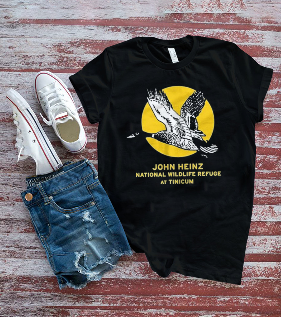 JOHN HEINZ NATIONAL WILDLIFE REFUGE AT TINICUM FLYING GOOSE SILHOUETTE WITH YELLOW SUN BACKGROUND T-Shirt