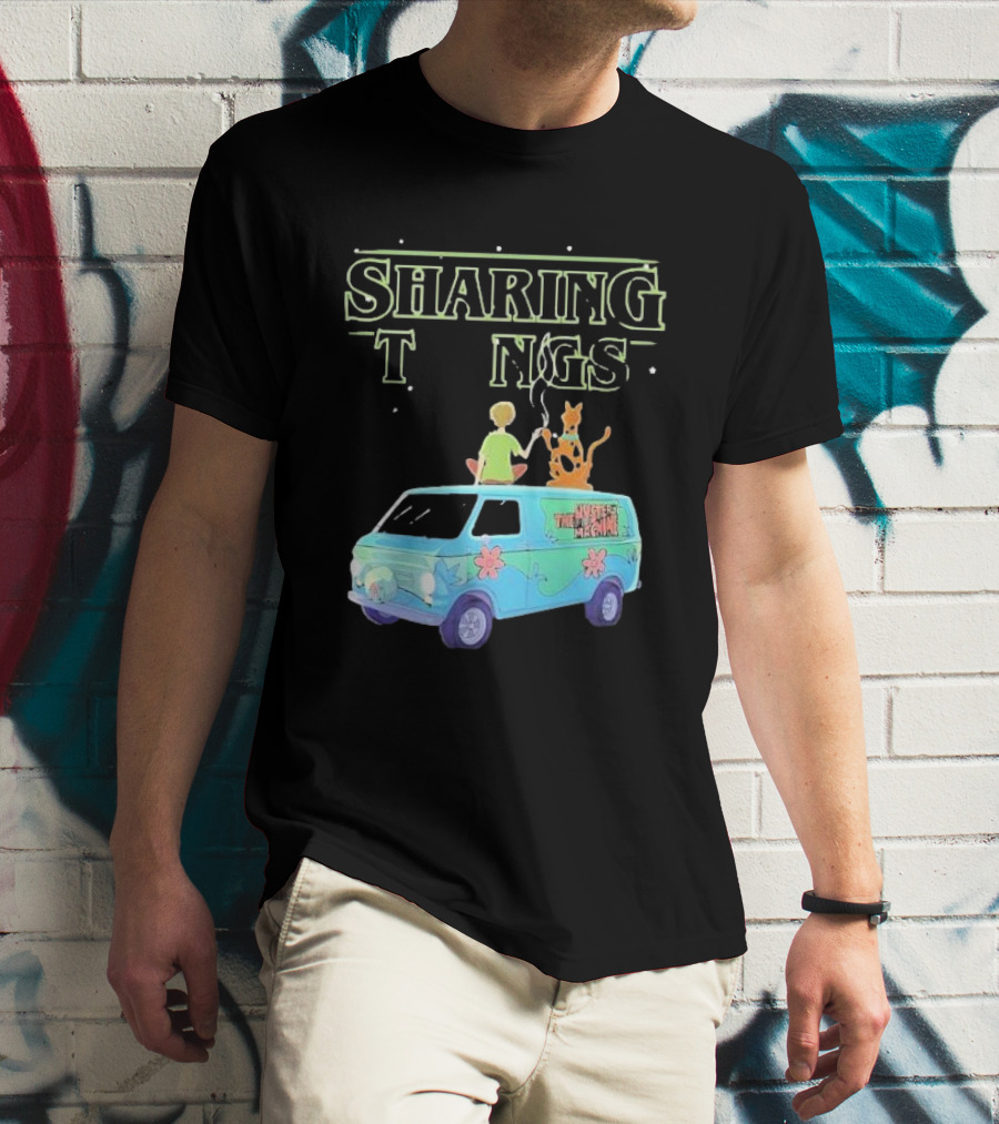Scooby Doo Sharing Tings With Mystery Machine T-Shirt