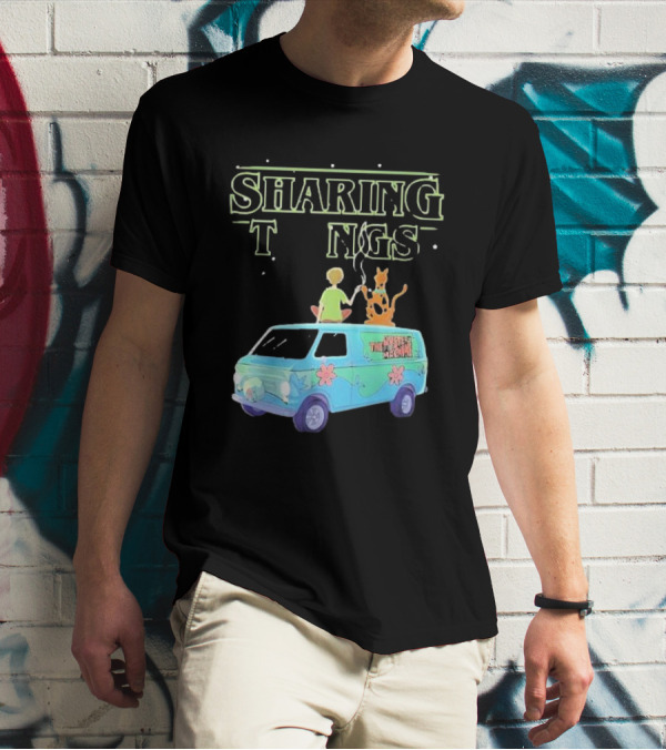 Scooby Doo Sharing Tings With Mystery Machine T-Shirt