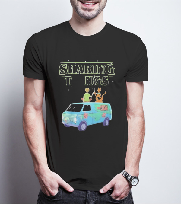 Scooby Doo Sharing Tings With Mystery Machine T-Shirt