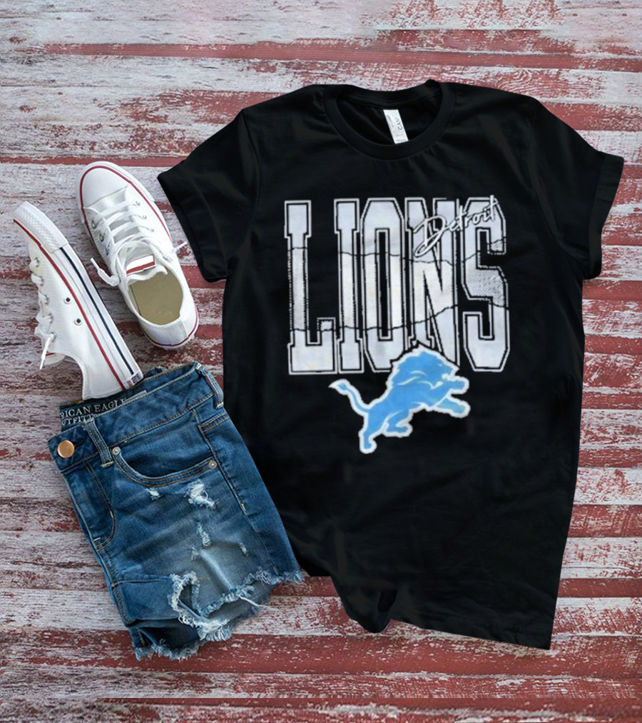 Detroit Lions Vintage Style Blue Lion Emblem On T-Shirt