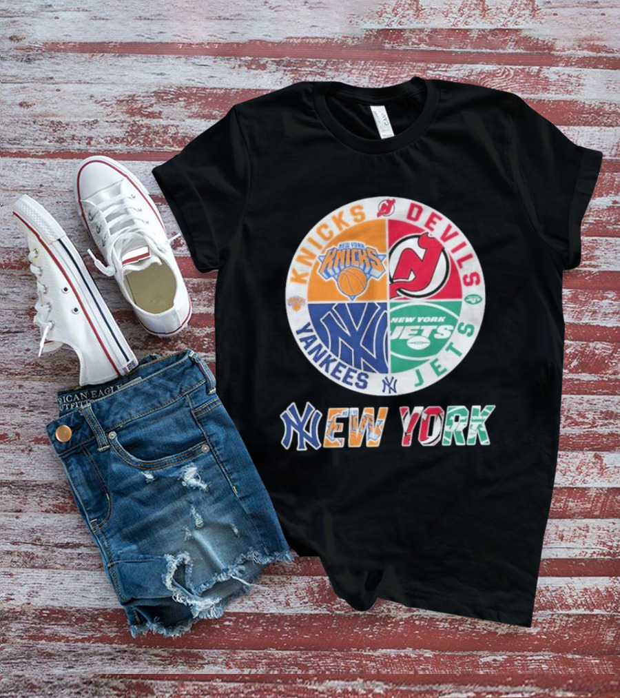New York Knicks Yankees Jets Devils Circle New York T-Shirt