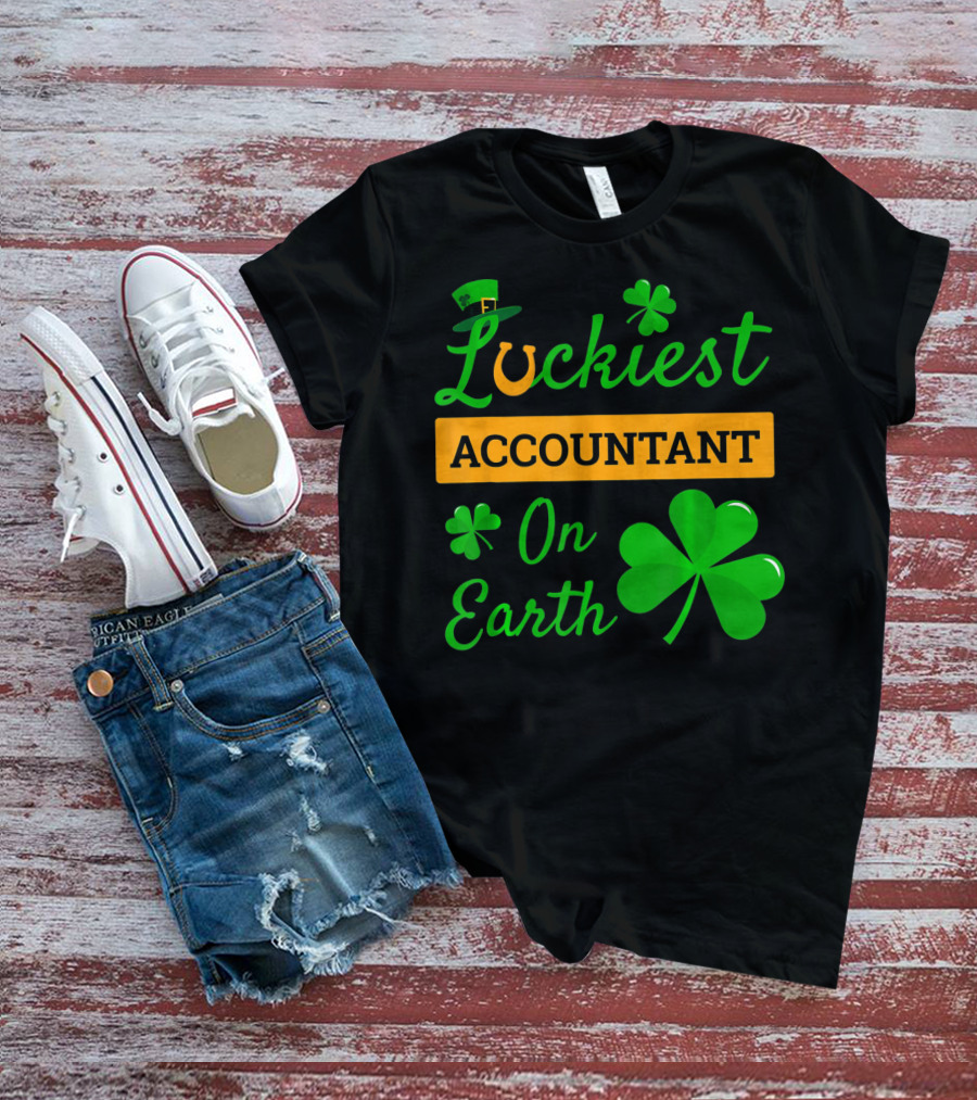Luckiest Accountant On Earth St Patricks Clover Hat Shamrock T-Shirt