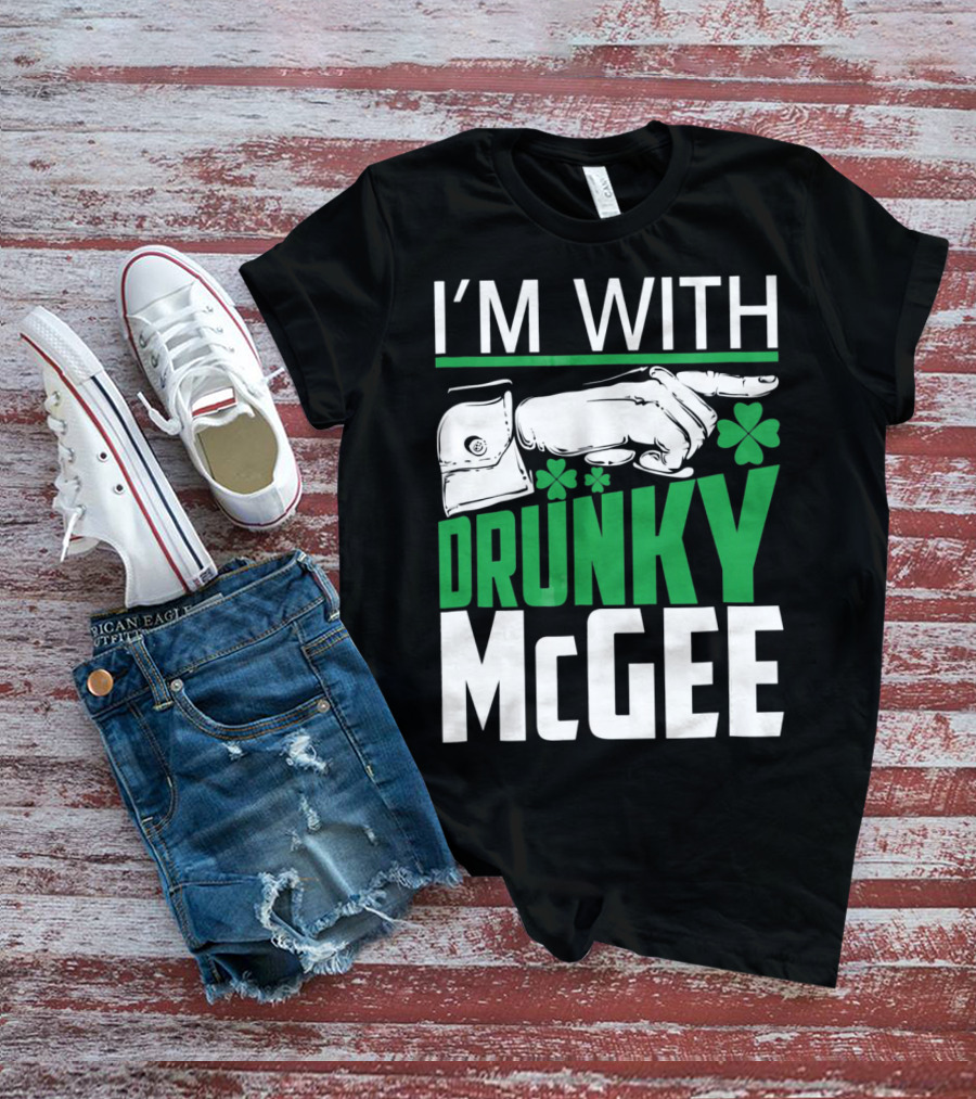 I'M WITH DRUNKY MCGEE St. Patrick's Day Shamrock Arrow T-Shirt