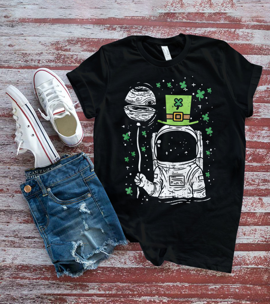 Irish Astronaut Holding Planet Balloon With Shamrocks And St Patrick's Hat T-Shirt