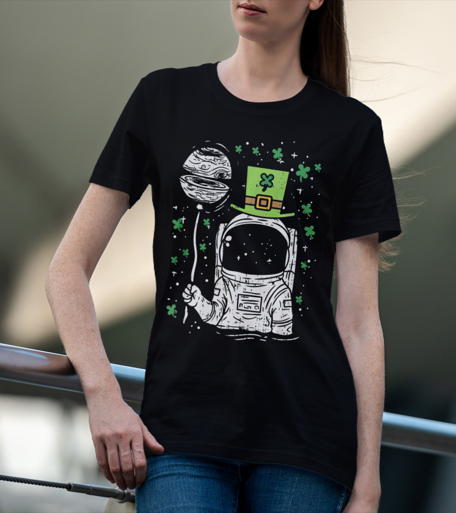 Irish Astronaut Holding Planet Balloon With Shamrocks And St Patrick's Hat T-Shirt