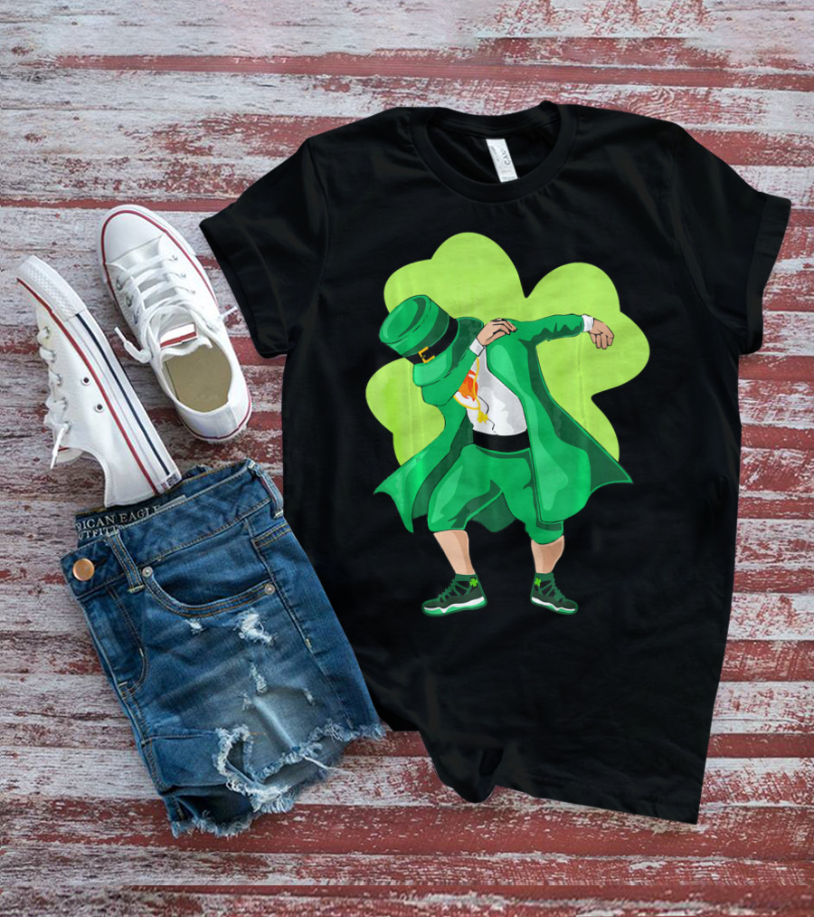 St. Patrick's Day Dabbing Leprechaun With Shamrock Background T-Shirt