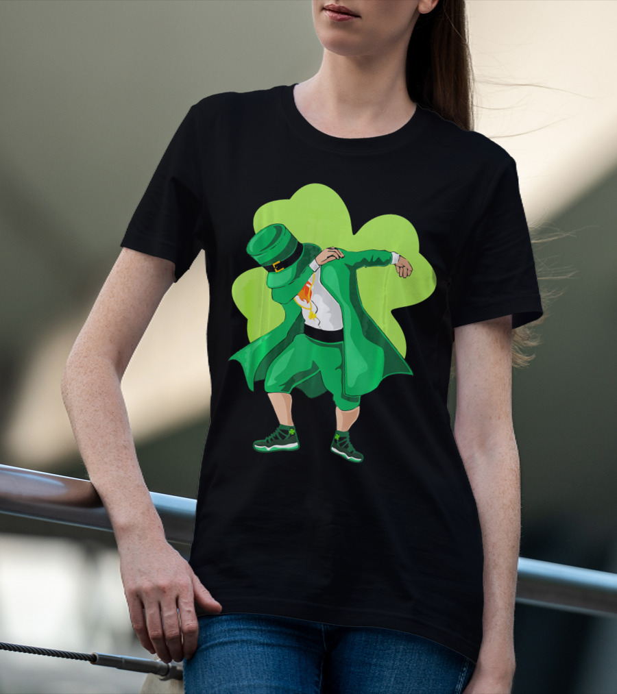 St. Patrick's Day Dabbing Leprechaun With Shamrock Background T-Shirt