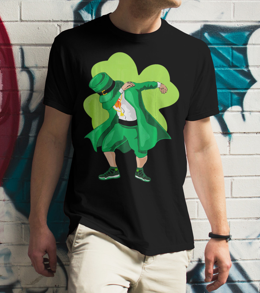 St. Patrick's Day Dabbing Leprechaun With Shamrock Background T-Shirt