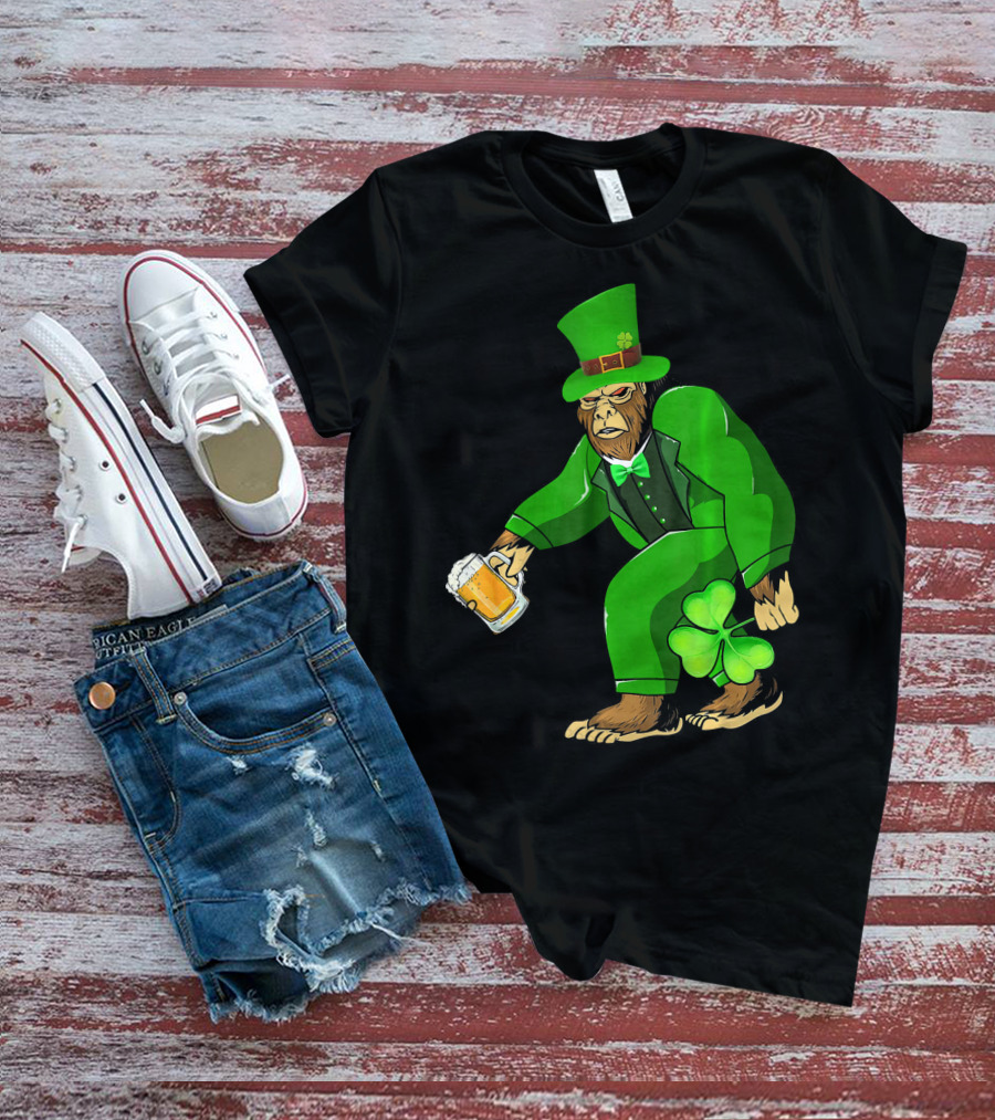 Big Foot Funny Bear Leprechaun Holding Beer And Shamrock In Green Suit T-Shirt