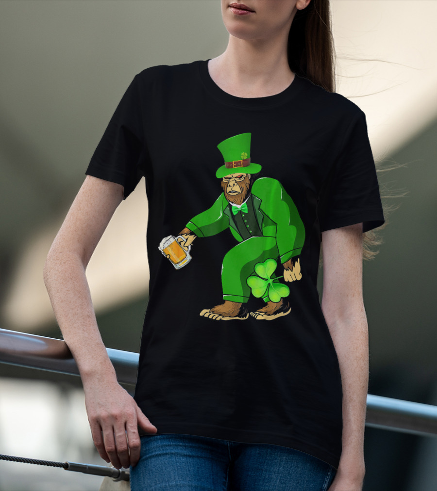 Big Foot Funny Bear Leprechaun Holding Beer And Shamrock In Green Suit T-Shirt
