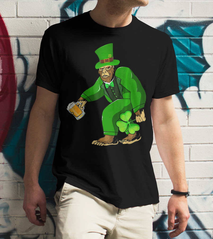 Big Foot Funny Bear Leprechaun Holding Beer And Shamrock In Green Suit T-Shirt