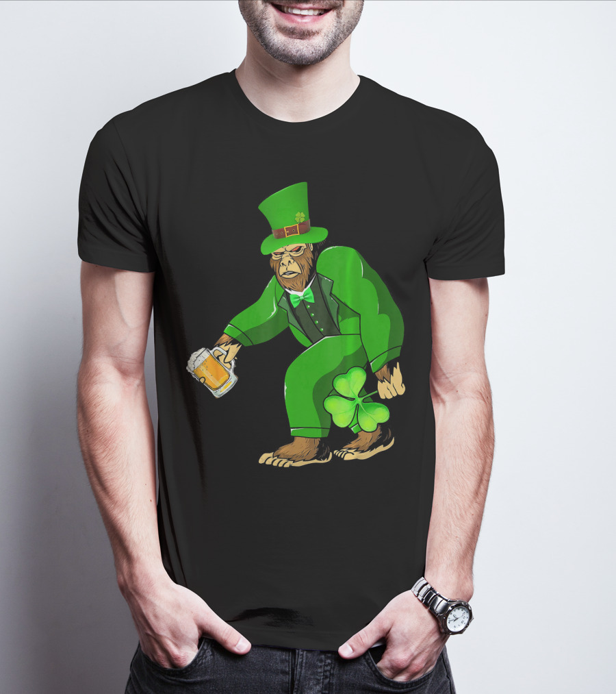 Big Foot Funny Bear Leprechaun Holding Beer And Shamrock In Green Suit T-Shirt