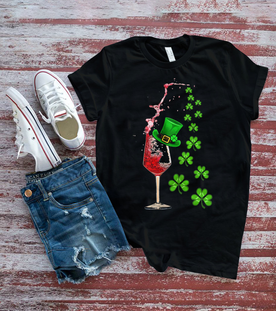 St Patricks Day Wine Glass Splash With Shamrocks And Top Hat T-Shirt