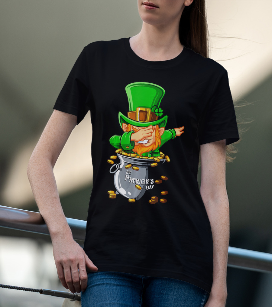St Patrick's Day Dabbing Leprechaun With Pot Of Gold T-Shirt