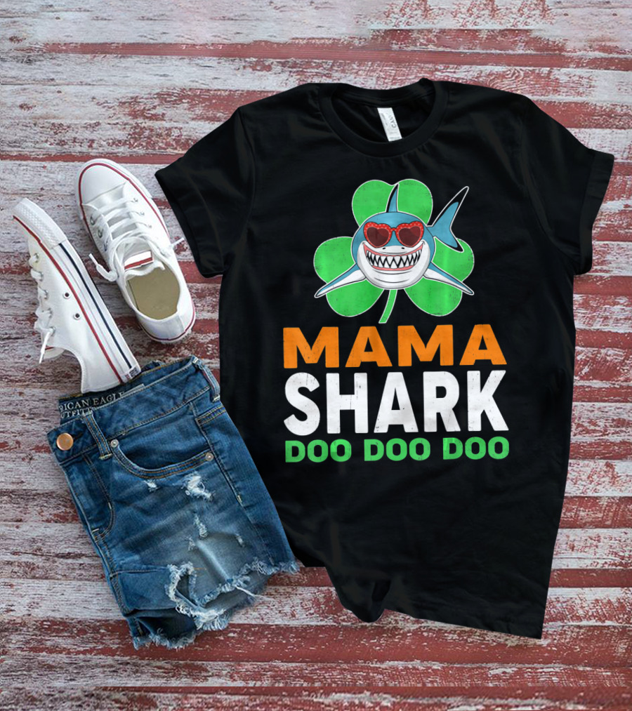Mama Shark Doo Doo Doo St Patricks Day Shamrock T-Shirt