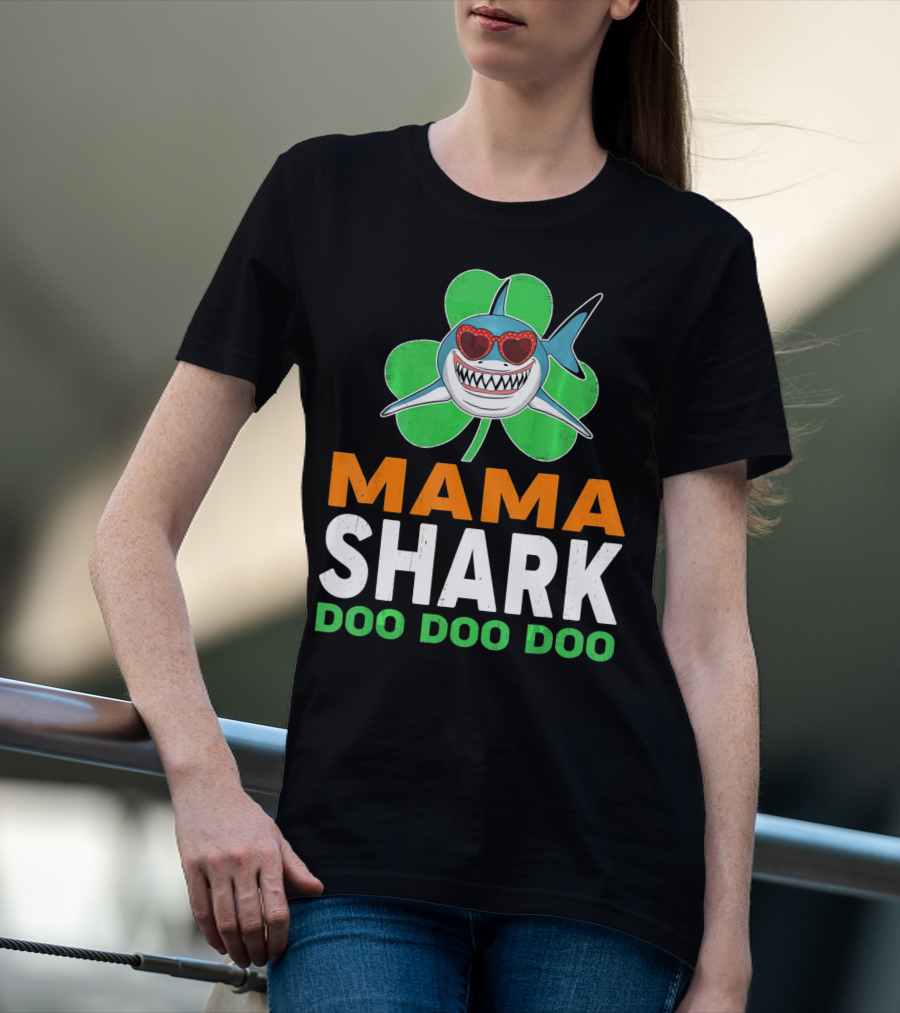 Mama Shark Doo Doo Doo St Patricks Day Shamrock T-Shirt