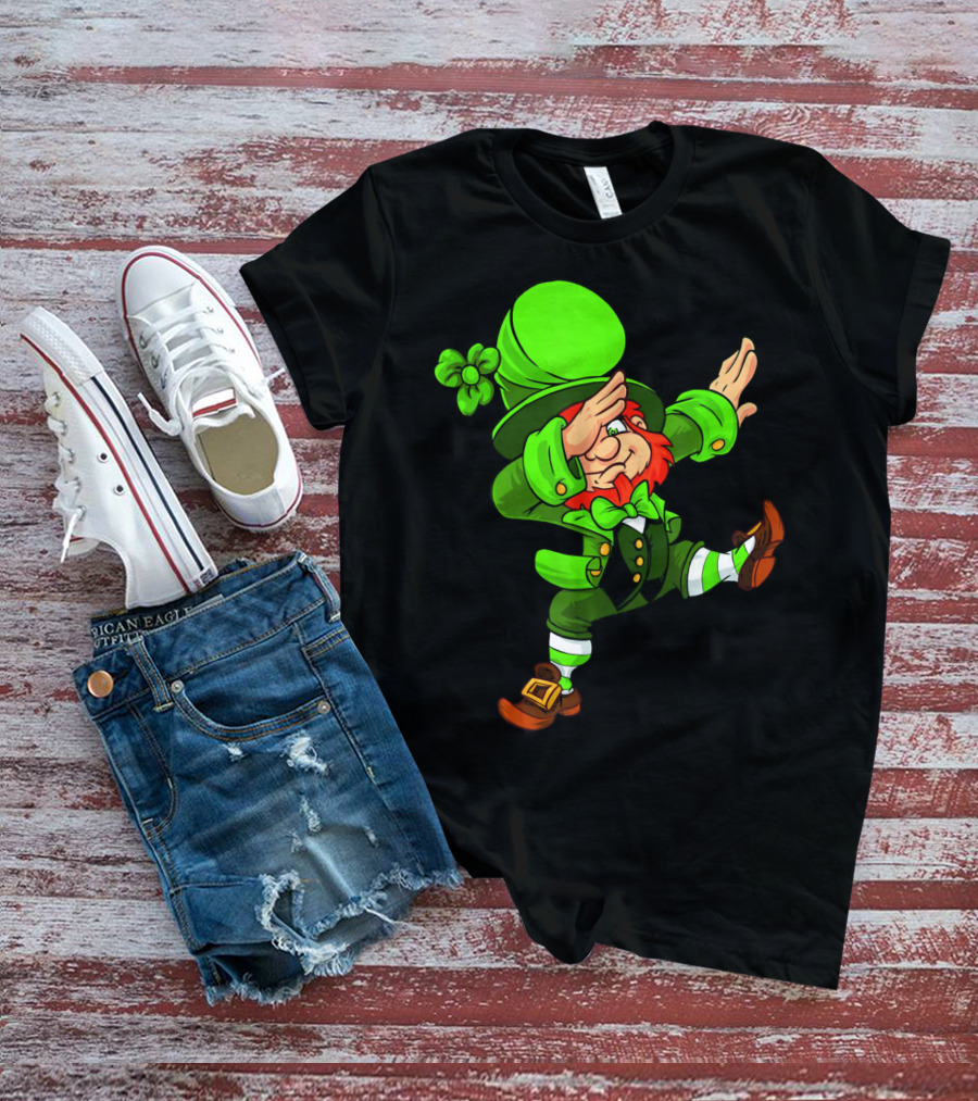 Funny Irish Dabbing Leprechaun With Green Hat And Shamrock T-Shirt