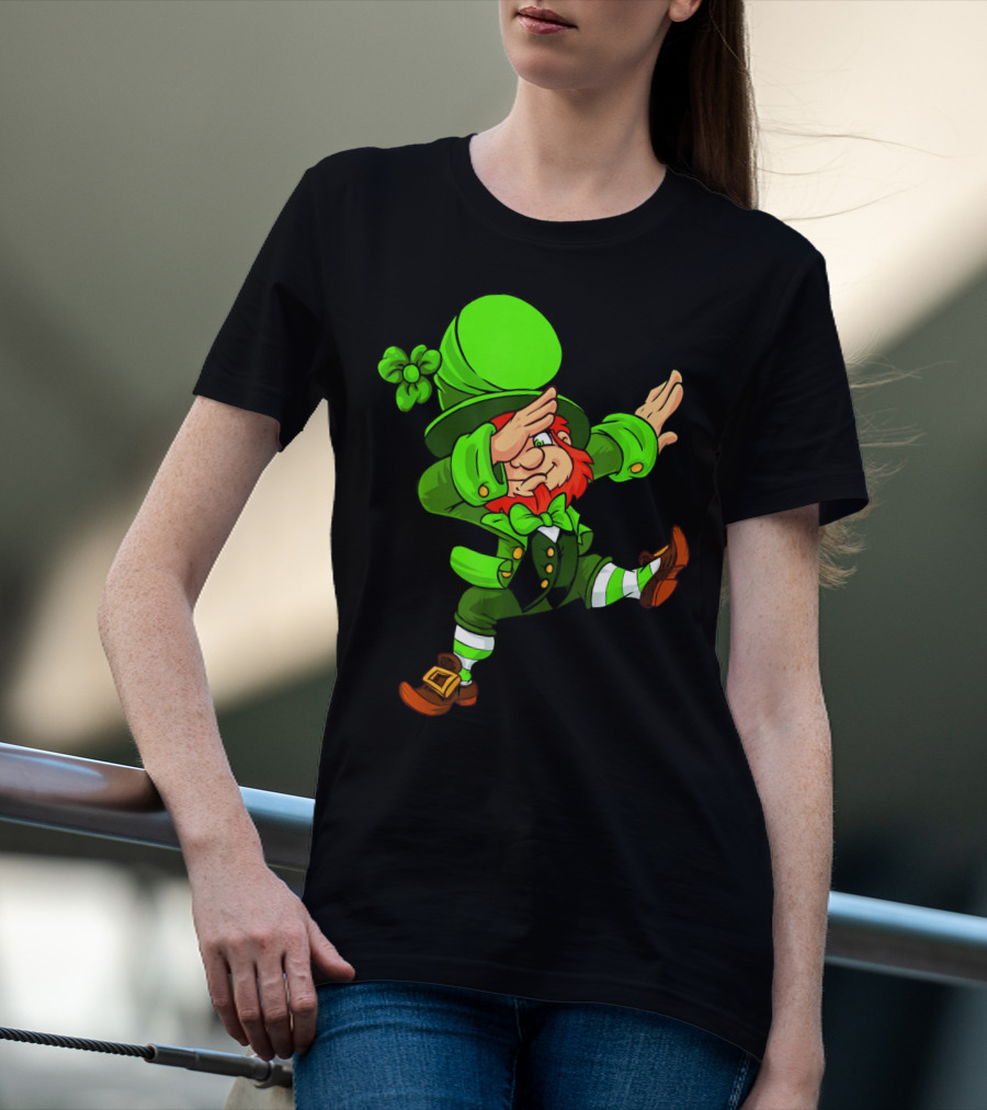 Funny Irish Dabbing Leprechaun With Green Hat And Shamrock T-Shirt