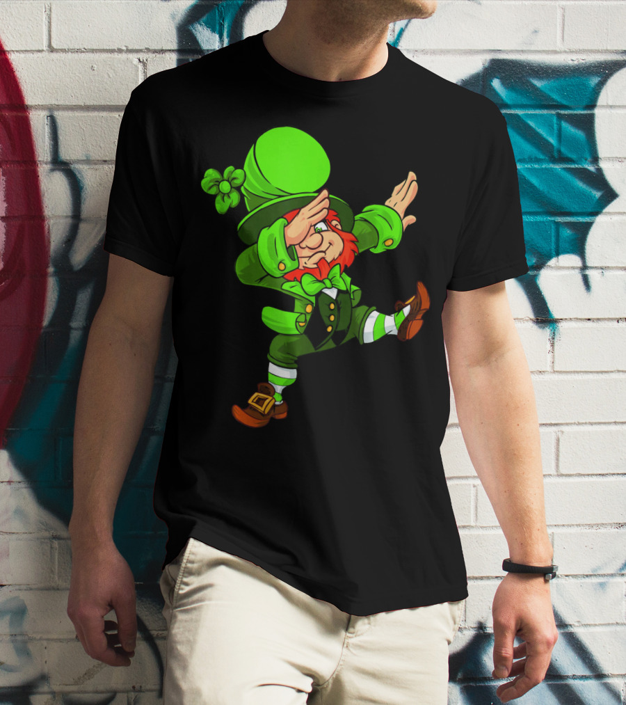 Funny Irish Dabbing Leprechaun With Green Hat And Shamrock T-Shirt