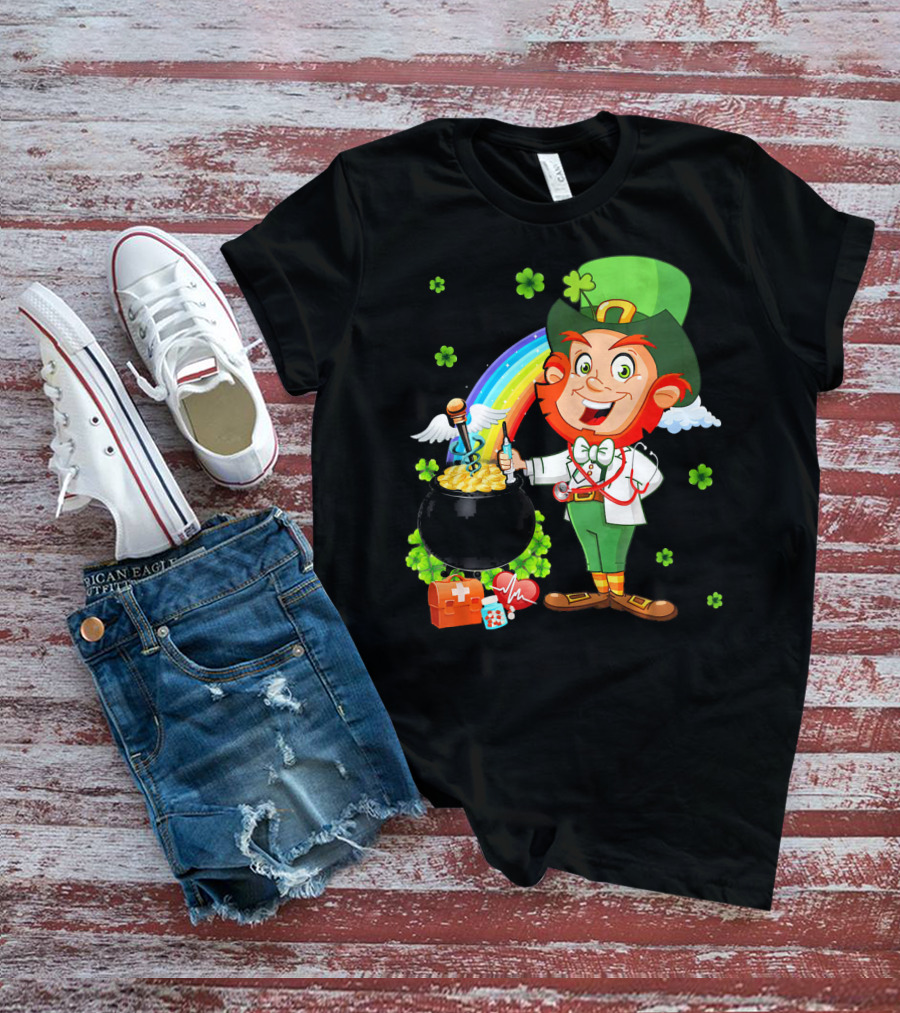 Lucky Medical Scrub Nurse Doctor Leprechaun With Pot Of Gold And Rainbow T-Shirt