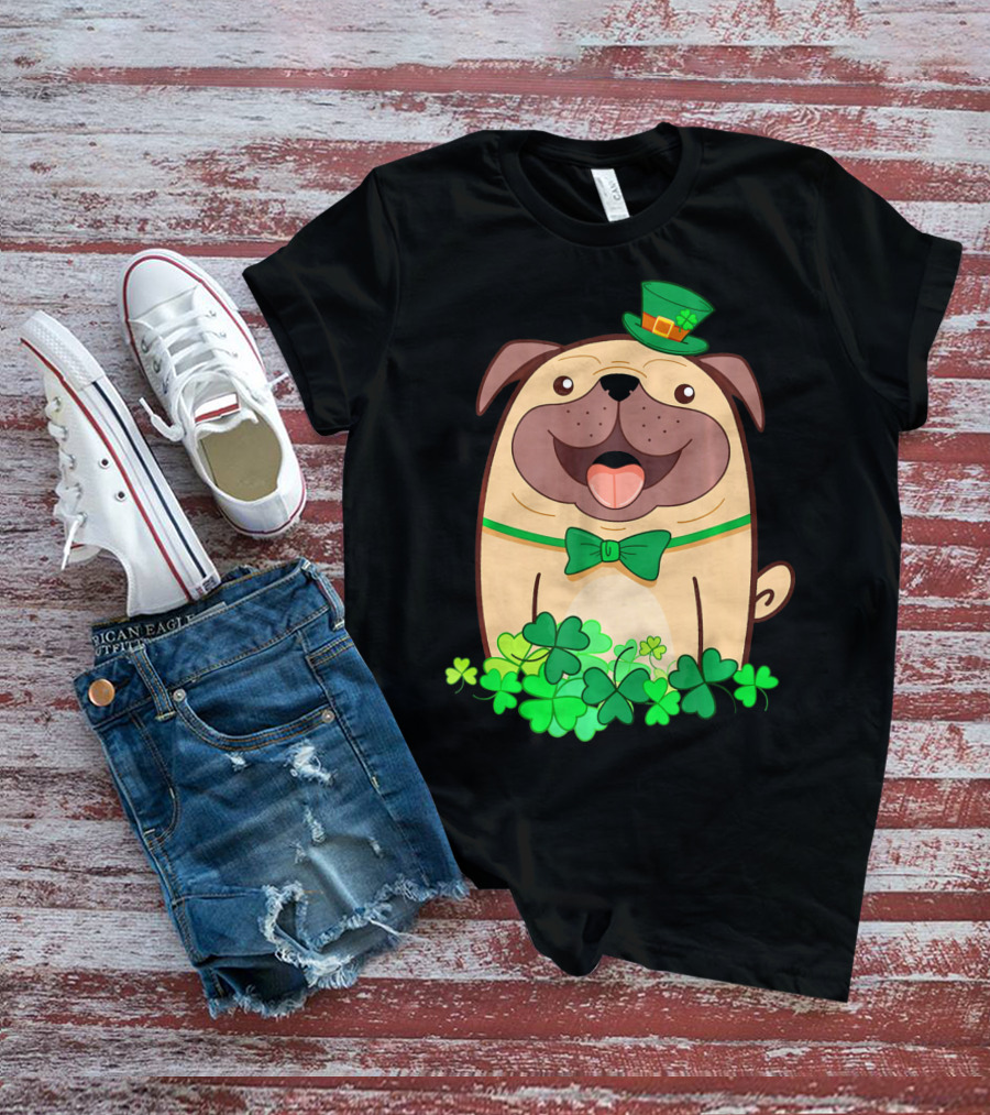 Cute Pug With Leprechaun Hat And Shamrocks T-Shirt