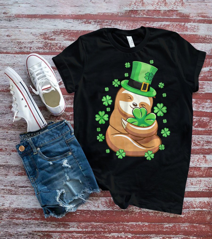 Lucky Sloth St Patricks Day Leprechaun With Shamrocks And Green Hat T-Shirt