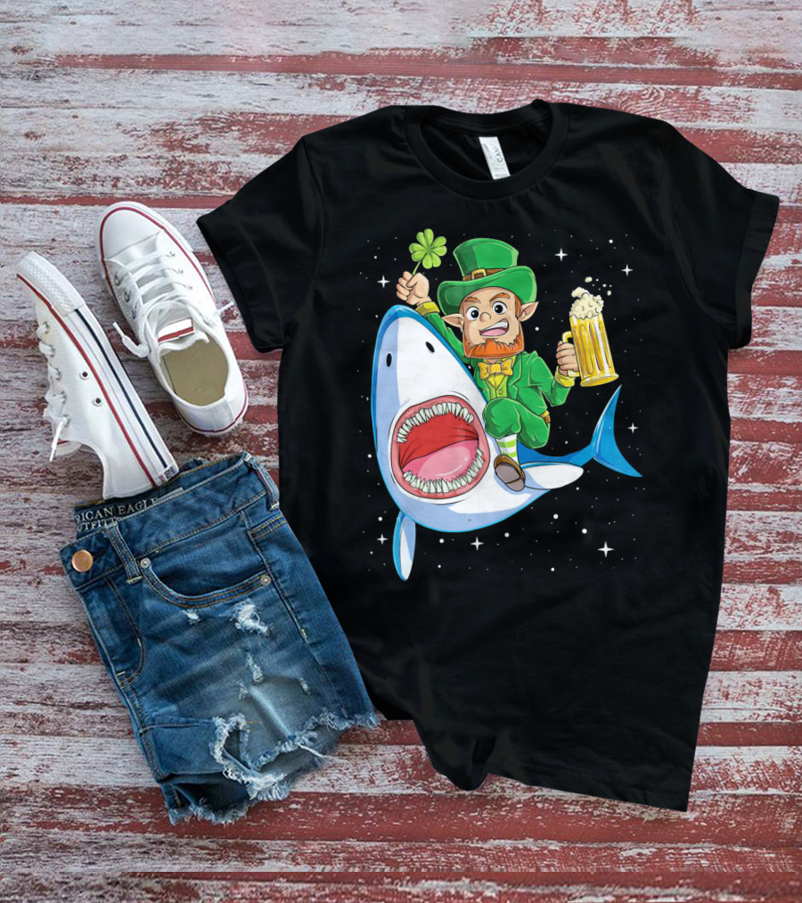 St Patricks Day Leprechaun Riding Shark With Beer Stein And Shamrock T-Shirt